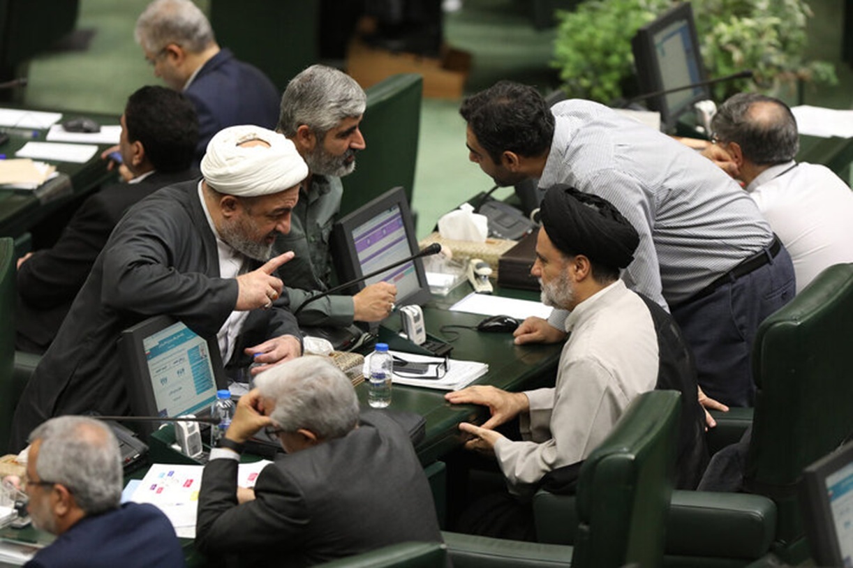 روزنامه آستان قدس به نمایندگان تندرو مجلس: از تبدیل قانون به ابزار تسویه‌حساب سیاسی دست بردارید