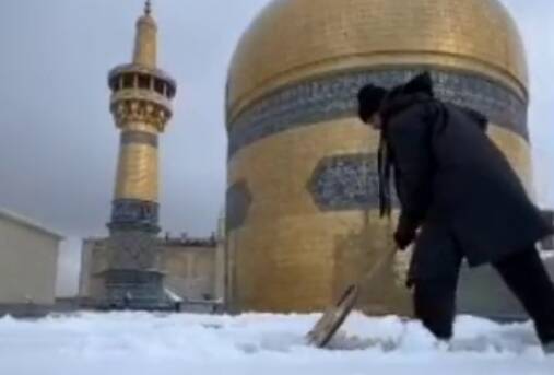 تصاویری از برف‌روبی از پشت‌بام‌های حرم امام رضا(ع)