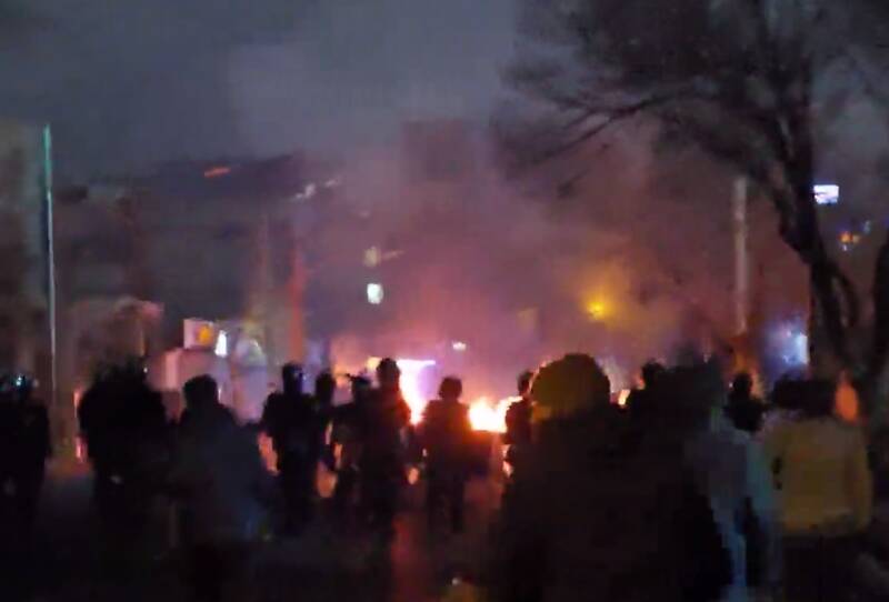 فیلم/ امدادرسانی بسیجی‌ها به دختری که در اغتشاشات گرفتار شده بود