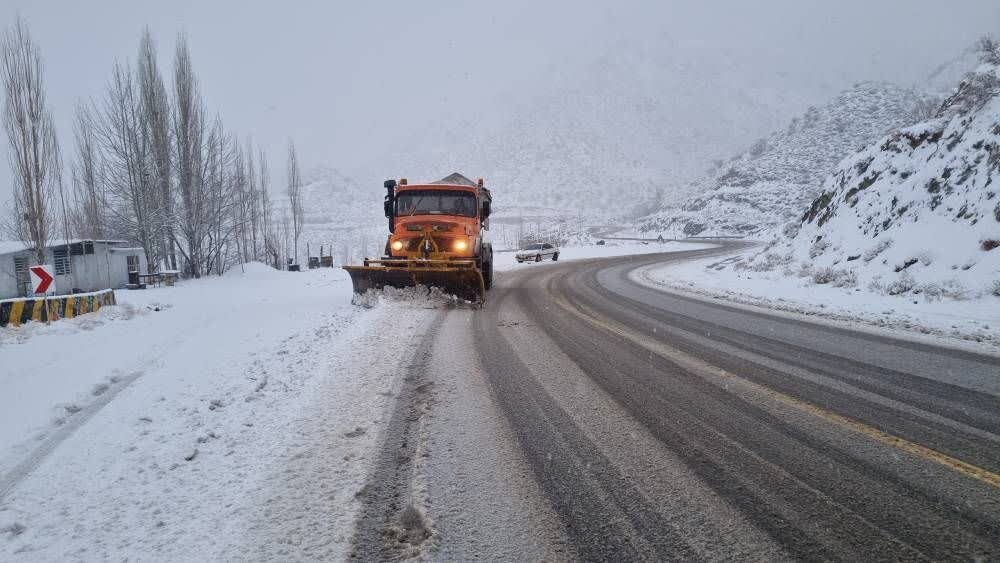 انجام ۵۰۰ کیلومتر عملیات برف‌روبی در جاده‌های جنوب استان کرمان | اخبار کرمان و شهرستان ها