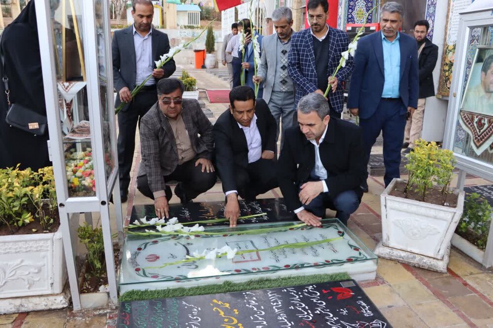 ادای احترام معاون وزیر آموزش و پرورش به مقام سردار سلیمانی و شهدای کرمان | اخبار کرمان و شهرستان ها