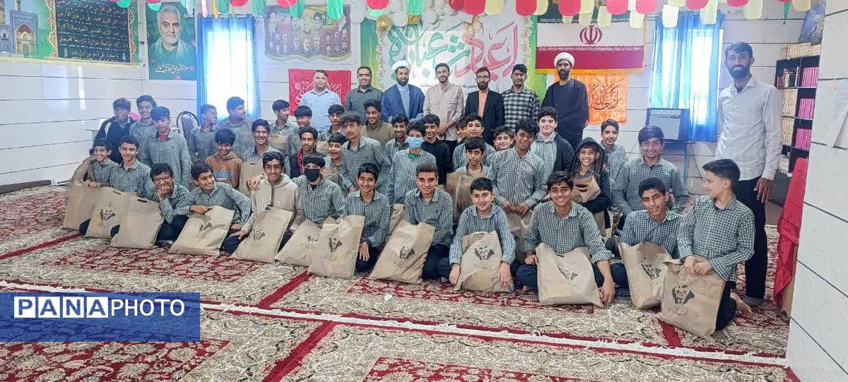 شادی دانش‌آموزان راه ایمان قلعه‌گنج در جشن ولادت حضرت علی‌اکبر(ع)