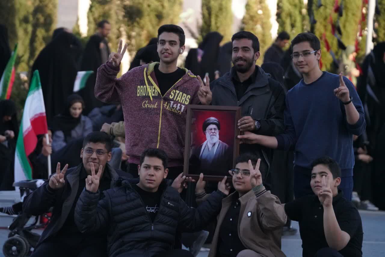 میدان آزادی، محراب عاشقان بی‌قرار + تصاویر | خبر کرمان