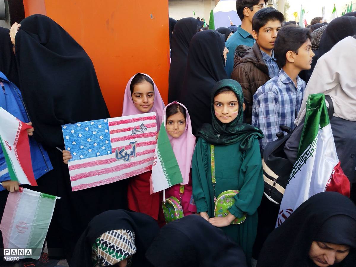 دانش آموزان کرمانی در سوگ «شهدای دبستان شجره طیبه میناب»