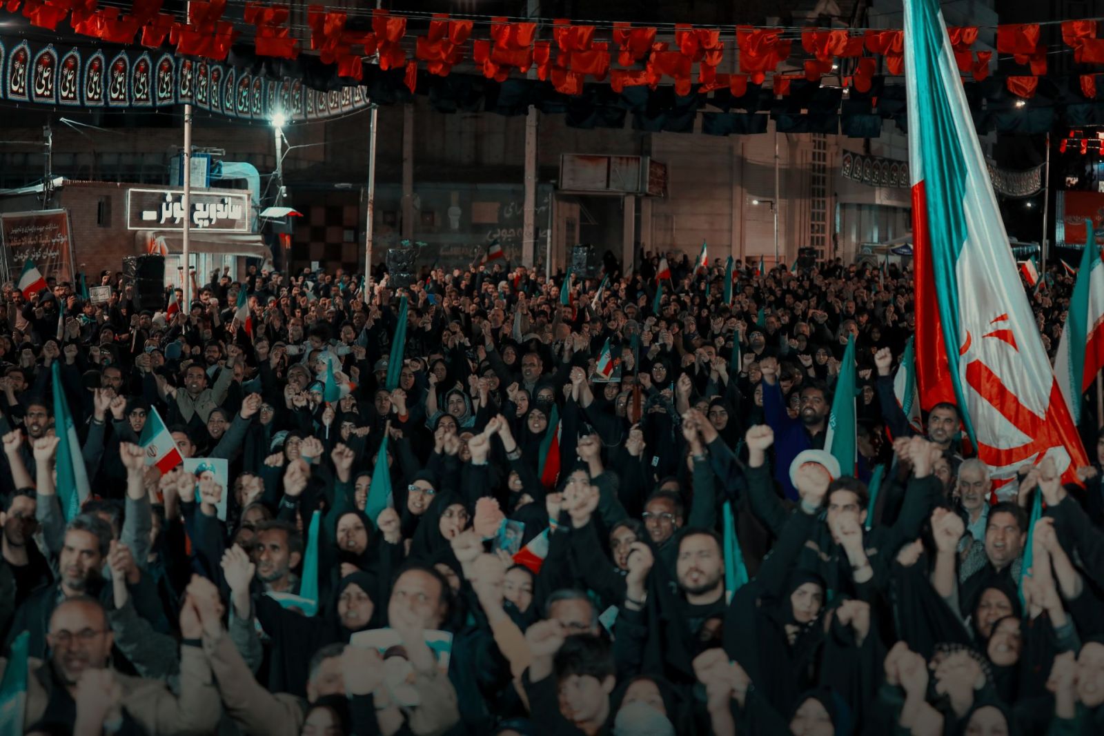 دفاع از ارزش‌ها با هنر خطاطی در کف خیابان | اخبار استان کرمان