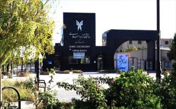 غرس ۸ نهال نخل به یاد ۸ شهید دانشجو دانشگاه آزاد کرمان در جنگ رمضان