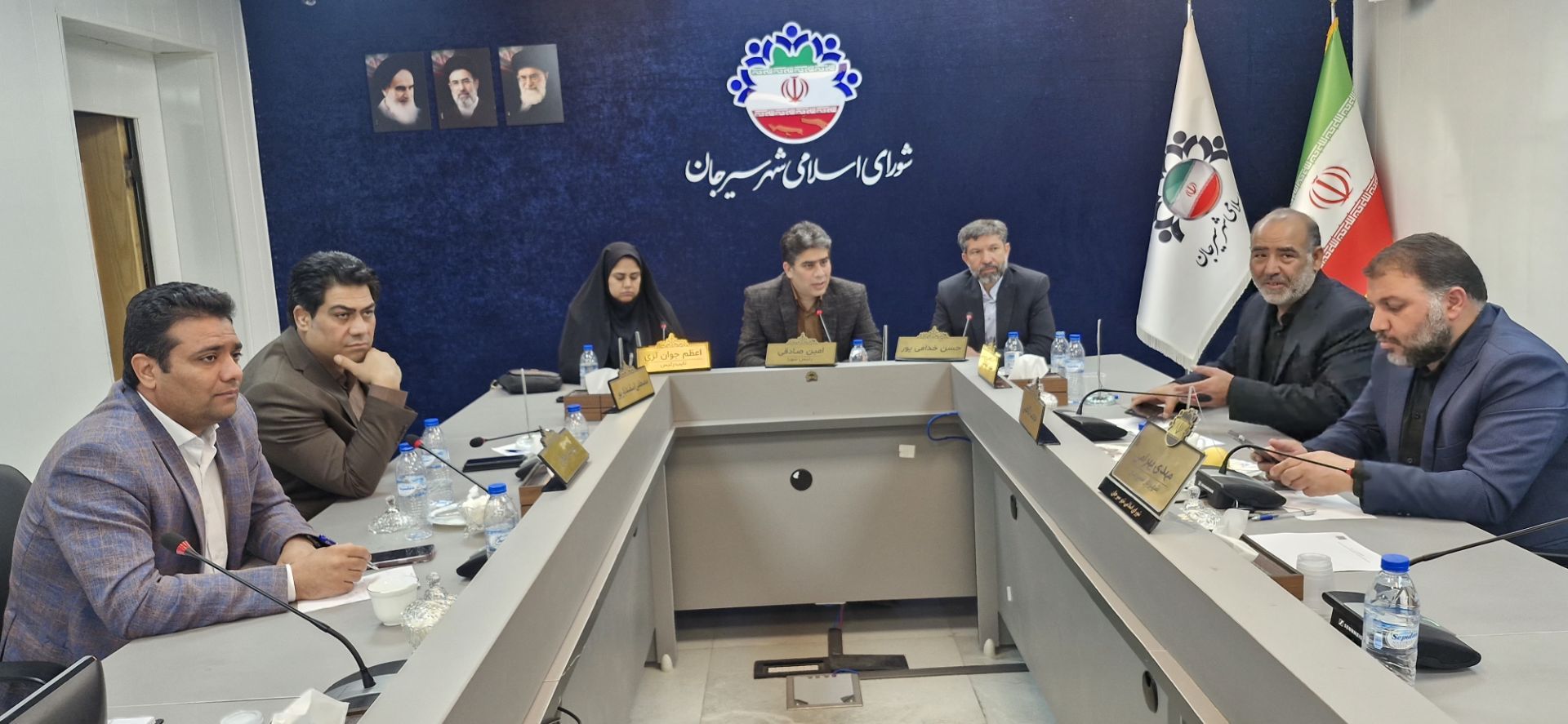  پرچم جمهوری اسلامی ایران تجلی تاریخ، فرهنگ و خون شهیدان است/ تلاش دشمنان ملت با کینه‌توزی برای ایجاد شکاف و التهاب در کشور | اخبار سیرجان