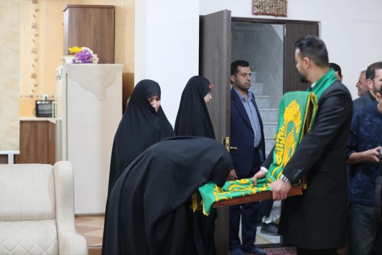 گزارش تصویری؛حضور کاروان «زیر سایه‌ی خورشید» در منزل خواهر شهیدان شیرازی | اخبار رفسنجان