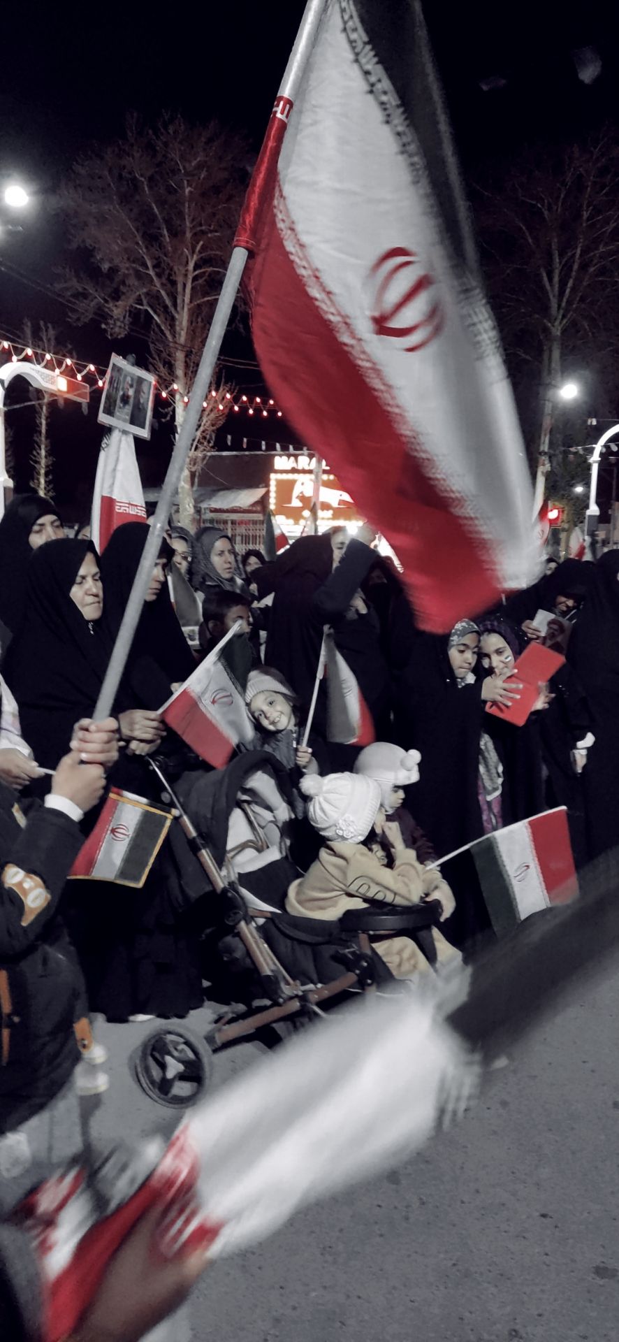 امام جمعه بافت: ملت ایران در میدان عزت ایستاده است؛ سی‌وهفتمین اجتماع شبانه مردم بافت با شکوهی کم‌نظیر برگزار شد