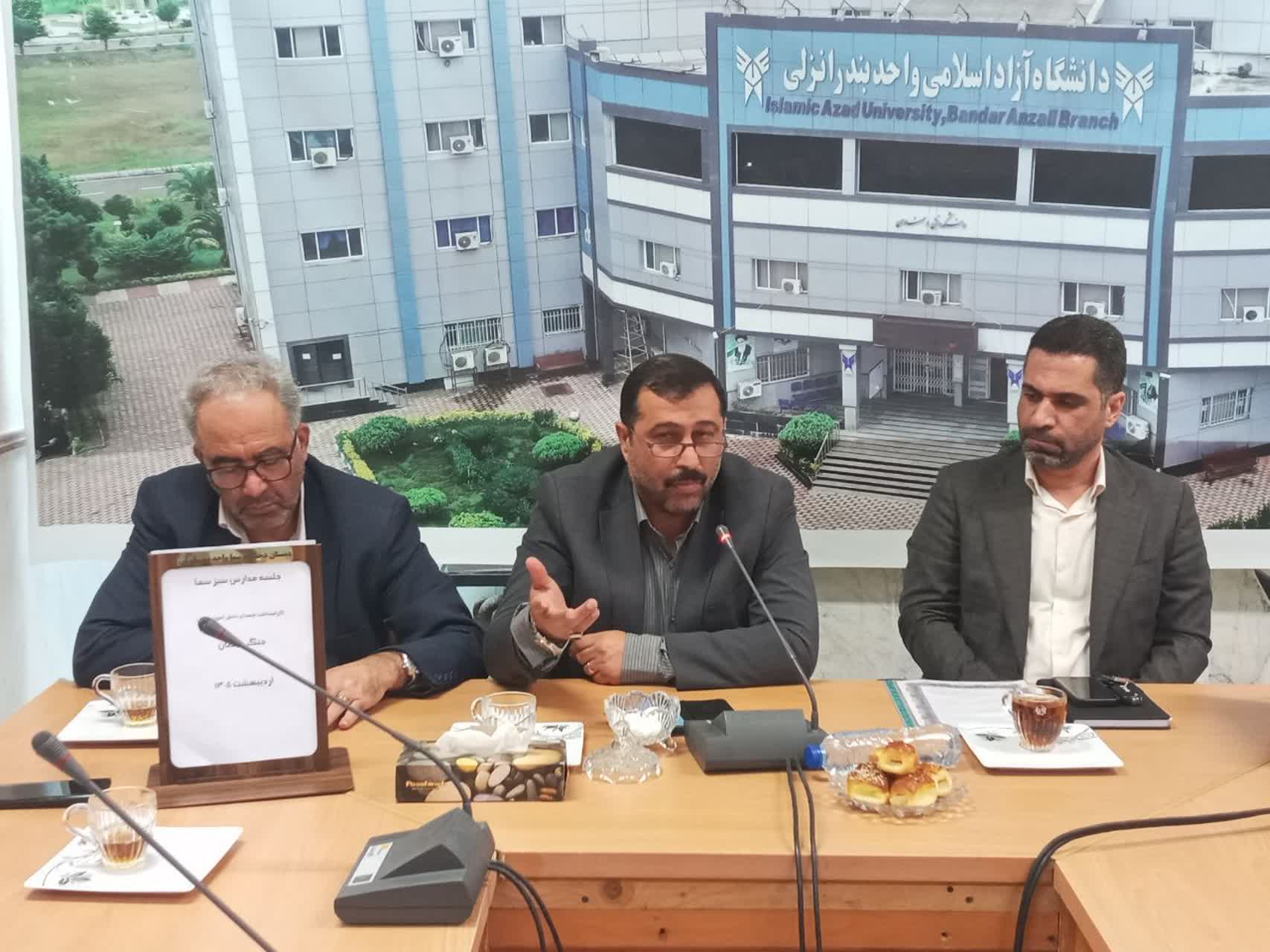 دانشگاه آزاد در خط مقدم دفاع از محیط زیست و تبیین مفاهیم امنیتی در بحران؛ رونمایی از ۲ کتاب دانش‌آموزی