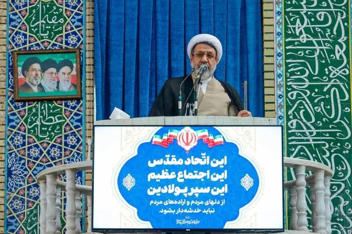 امام جمعه کرمان: اتحاد و توجه مردم به اوامر رهبری، رمز موفقیت ملت ایران است