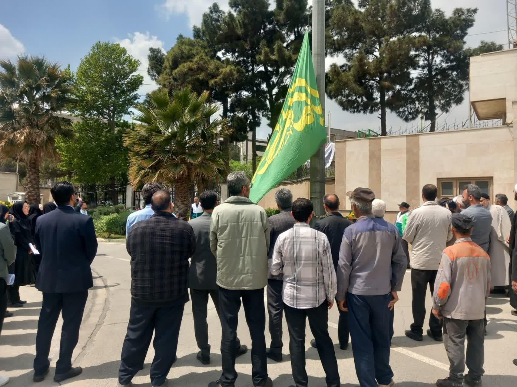 اهتزاز پرچم رضوی در دانشگاه آزاد شهرقدس یادآور پیوند قلبی دانشگاهیان با سیره اهل‌بیت(ع) است