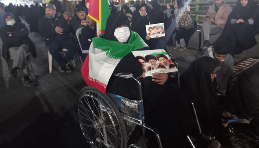پیرزن ویلچرنشین در میان موج توسل‌های مردمی رفسنجان | اخبار استان کرمان