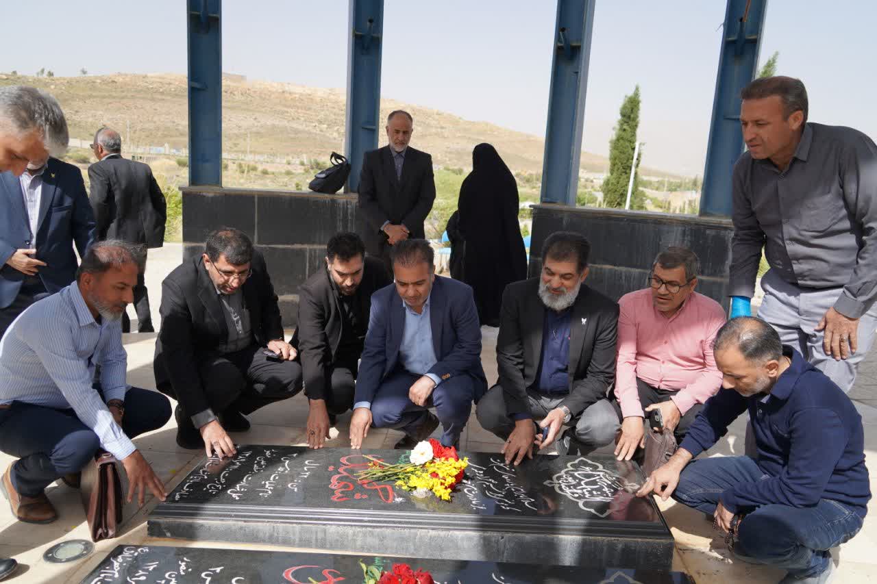 تجدیدمیثاق مسئولان دانشگاه آزاد اسلامی استان فارس با شهدا