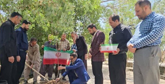 کاشت درخت ایثار در قدیمی‌ترین بلوار روستایی استان کرمان | خبر کرمان