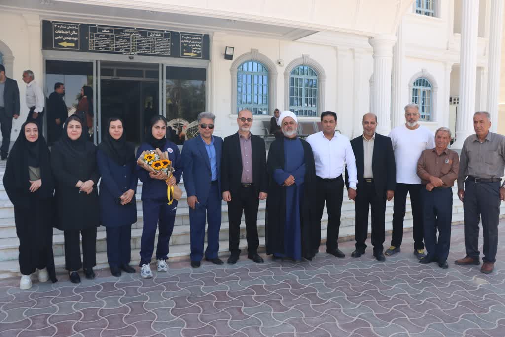 تجلیل رئیس دانشگاه آزاد اسلامی لارستان از ملی‌پوش هندبال