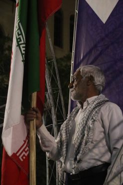 گزارش؛یک ساعت ایستادگی/  همه‌ی مردم رفسنجان علمدار یک پرچم شدند | اخبار رفسنجان
