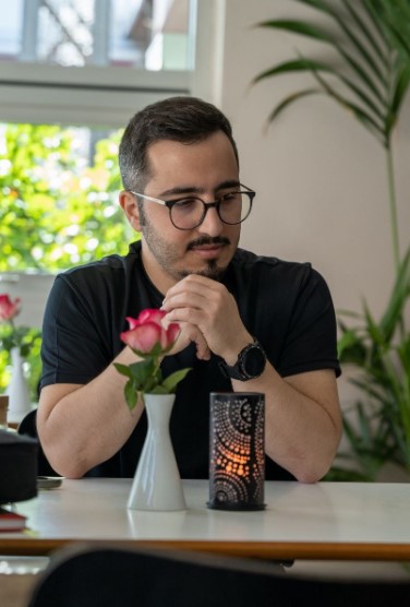 از دانمارک تا ایران به عشق وطن/ مرادی: برای کودکان شهید میناب ترانه می‌سازم+ صوت