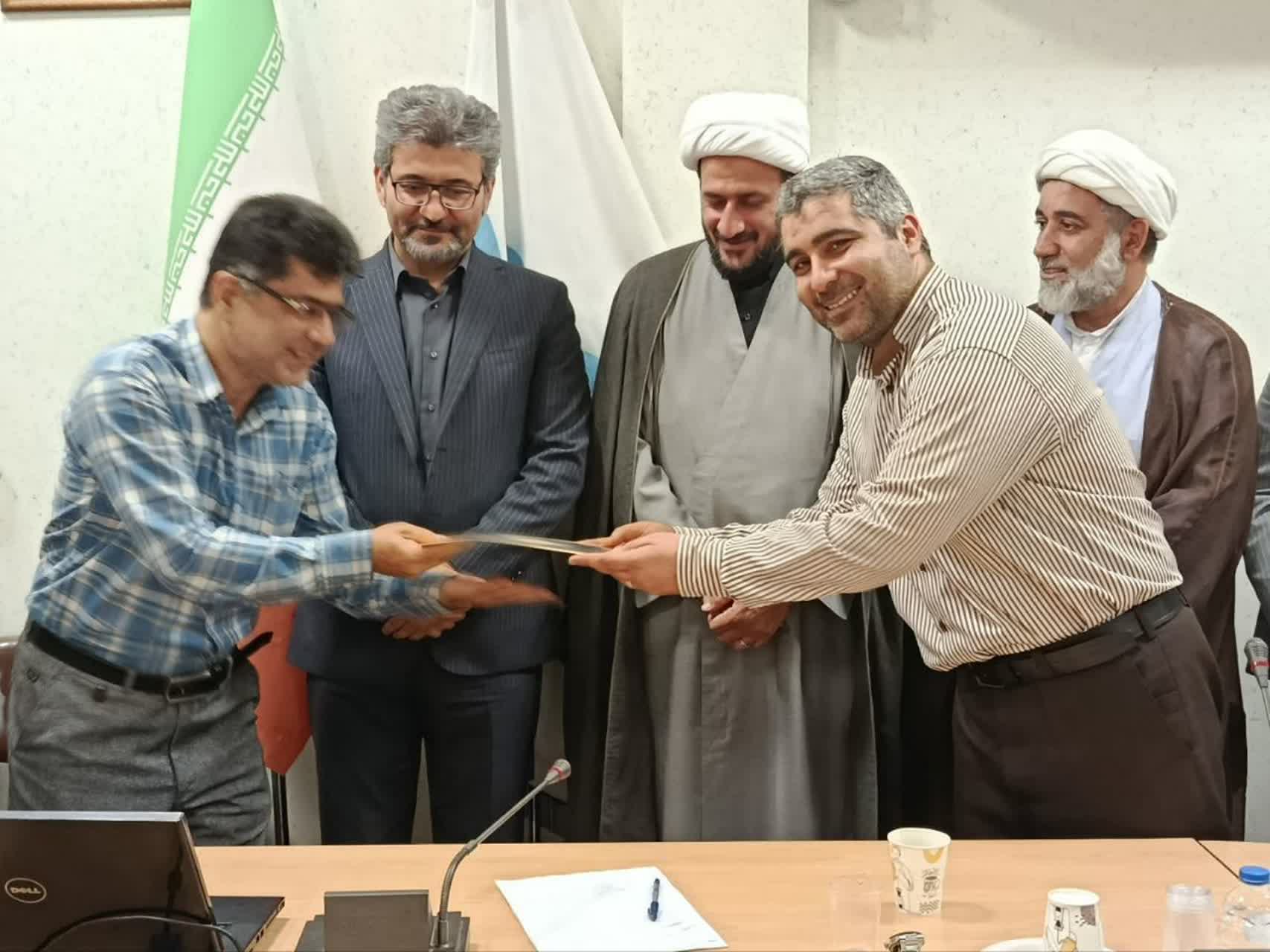 تجلیل از استادان نمونه دانشگاه آزاد اسلامی دزفول/ برترین‌های حوزه فرهنگی مدارس سما معرفی شدند