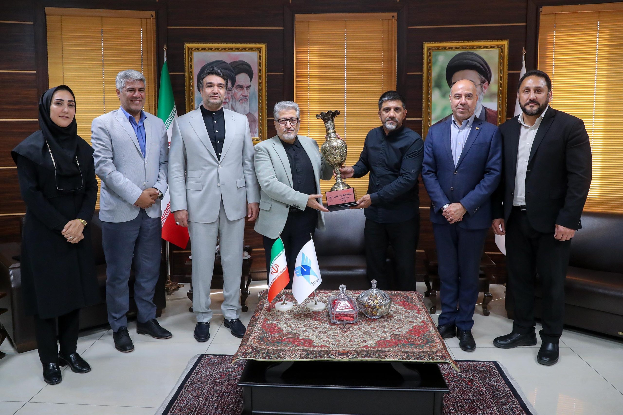 دیدار دبیر و پورسلمان با دکتر رنجبر/ اهدای کاپ های قهرمانی به رئیس دانشگاه آزاد اسلامی+تصاویر