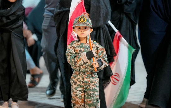 پرچم‌داری کودکان در اجتماعات، ترسشان را کم می‌کند | اخبار استان کرمان