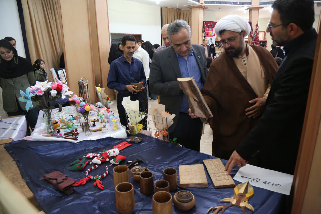 نمایشگاه صنایع خلّاق در دانشگاه آزاد اسلامی واحد کرمانشاه گشایش یافت