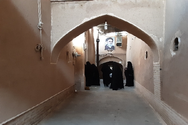 ساباط‌های کاه‌گلی و گنبدهایی که برای حسین (ع) می‌گریند