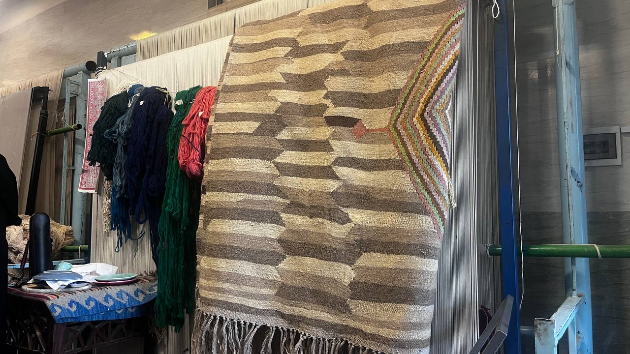 وقتی دانش رنگ و ریسندگی به کمک هنر می‌آید/فناوری بومی چگونه به داد فرش البرز رسید؟