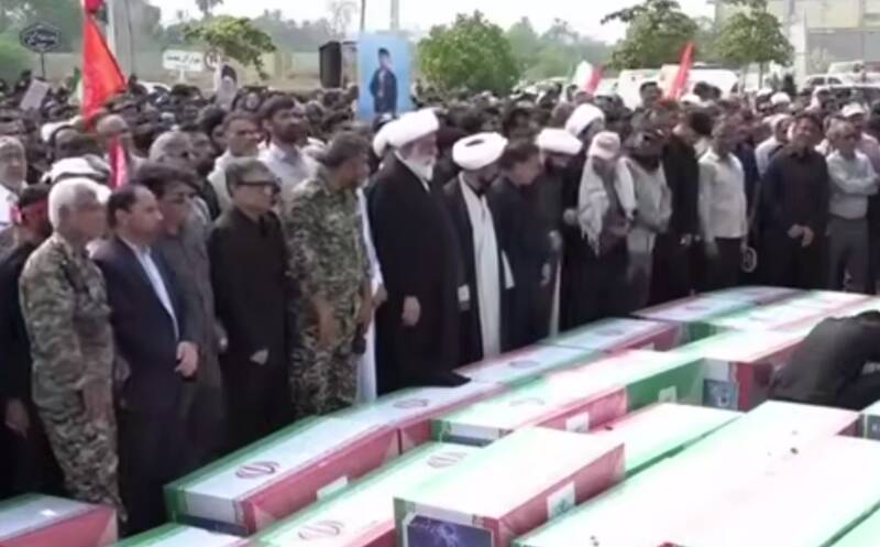 فیلم/ اقامه نماز بر پیکر شهدای شناسایی شده مدرسه شجره طیبه میناب